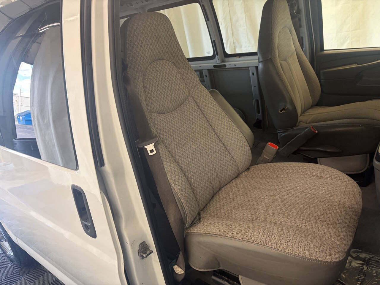 Used 2006 Chevrolet Express 2500 Passenger w/ LT Preferred Equipment Group RWD image 20