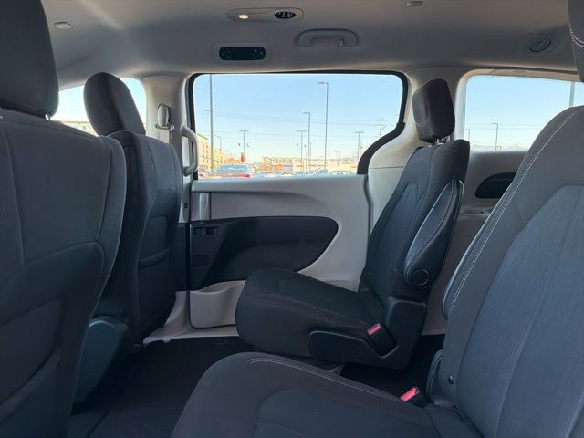 Used 2022 Chrysler Voyager LX image 18