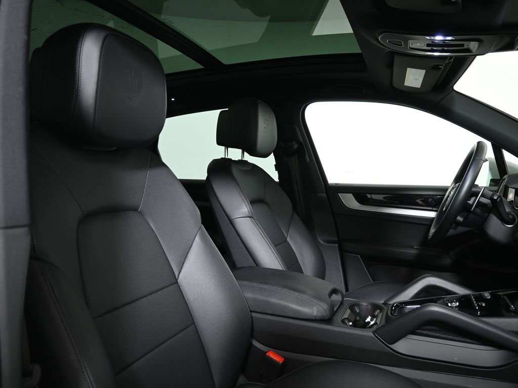Used 2025 Porsche Cayenne image 38