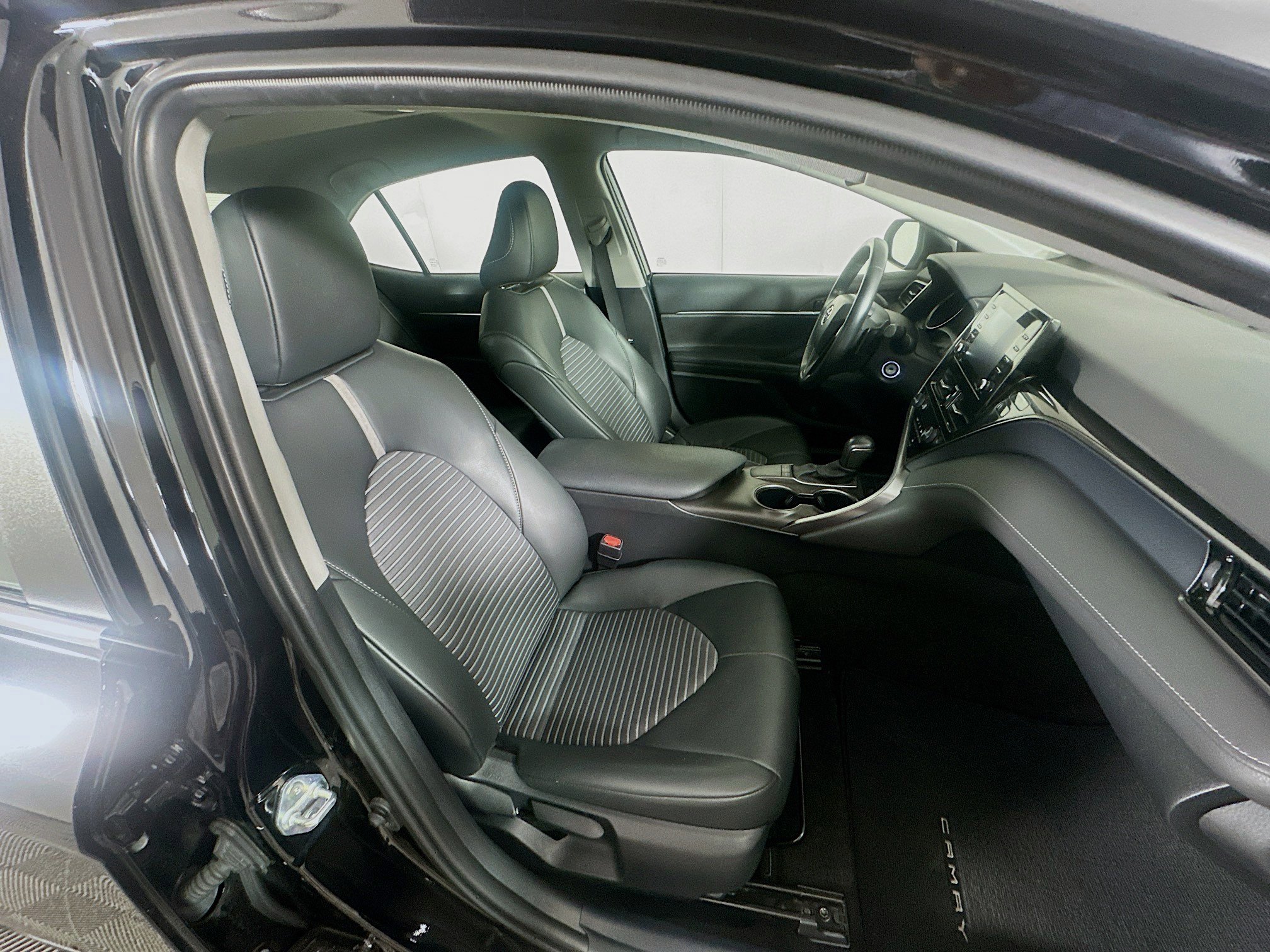 Used 2023 Toyota Camry SE image 29