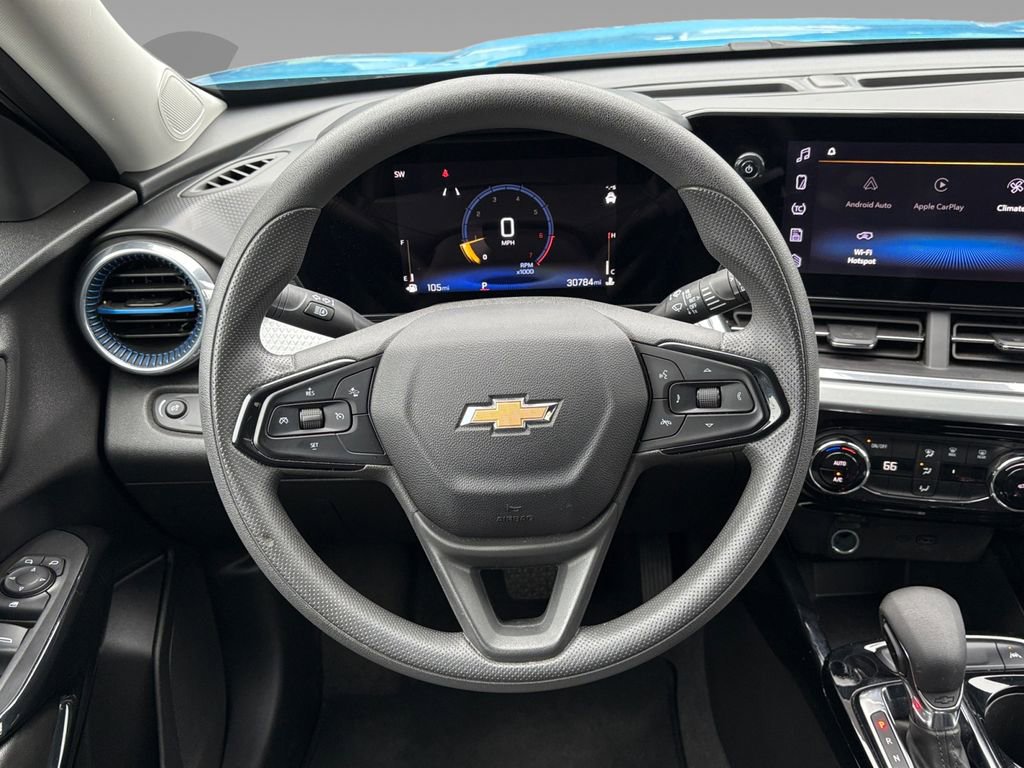 Used 2025 Chevrolet Trax LT FWD image 9