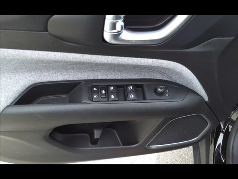 Used 2024 Jeep Compass Latitude AWD/4WD image 11
