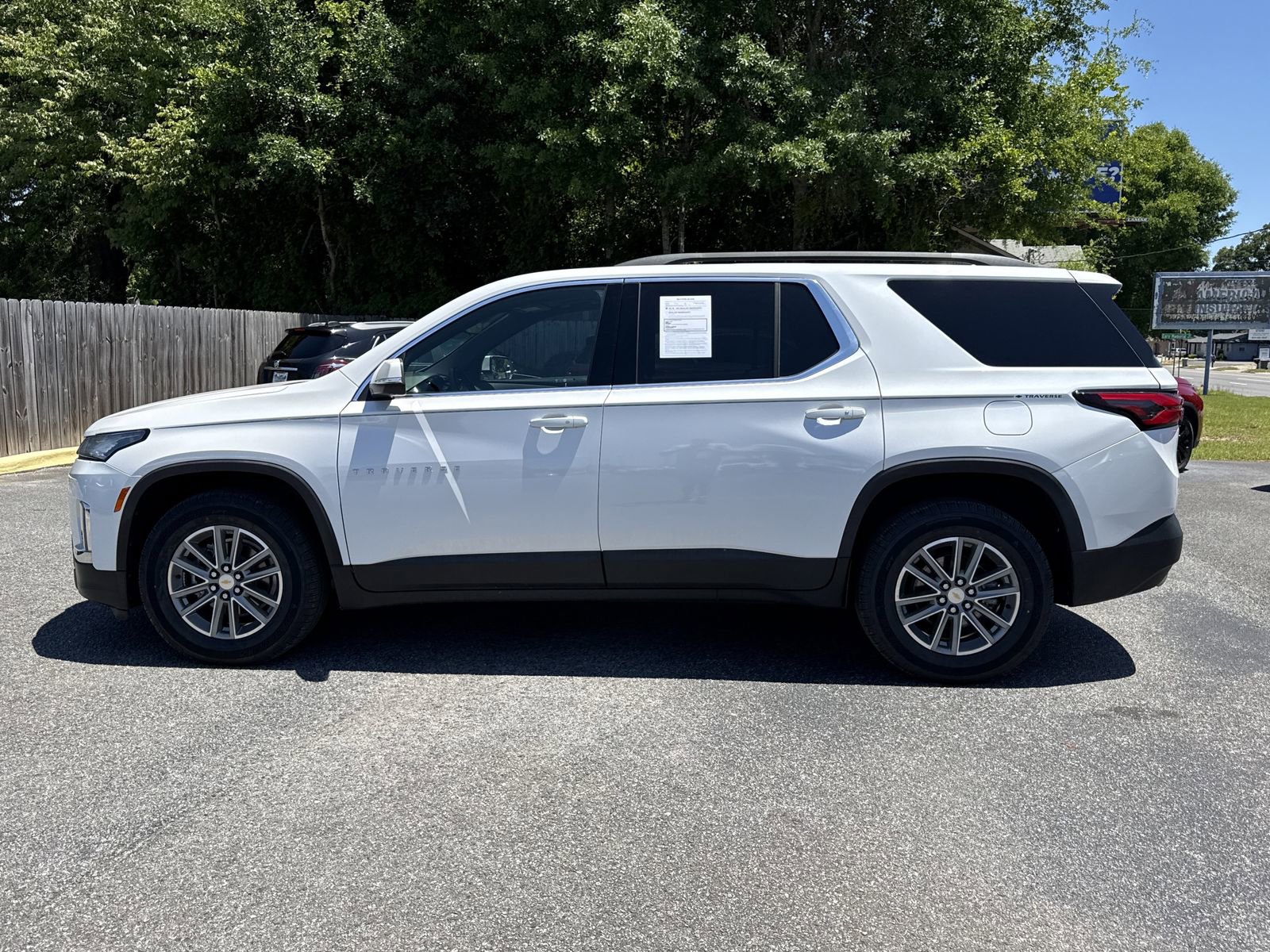 Used 2023 Chevrolet Traverse LT w/ Rear Camera Mirror Package FWD image 2