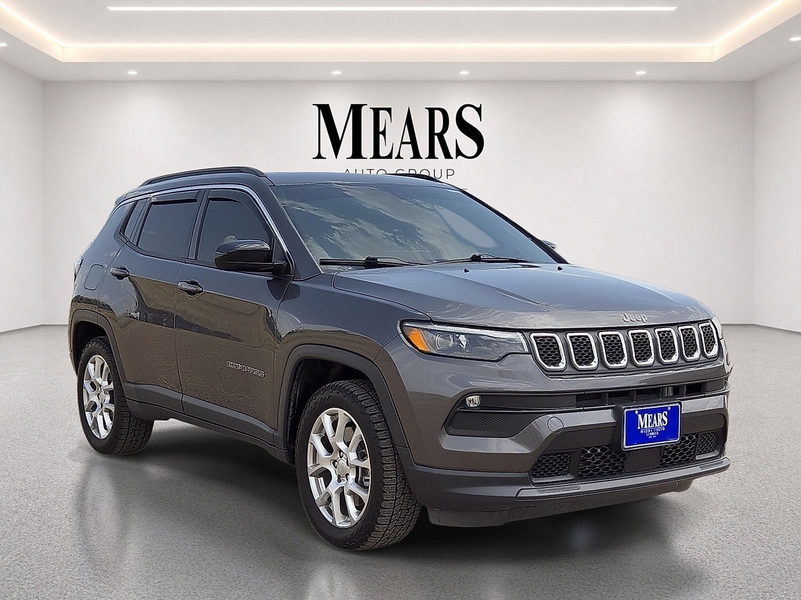 Used 2023 Jeep Compass Latitude w/ Sun and Sound Group AWD/4WD image 7
