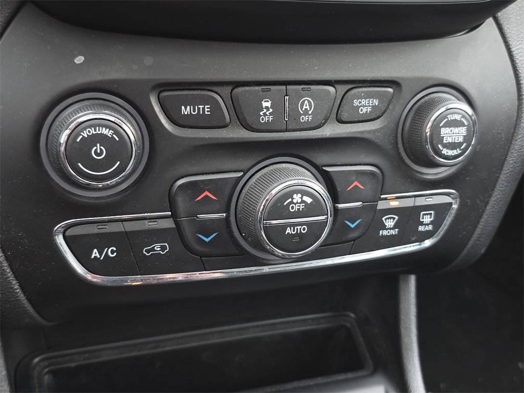 Used 2019 Jeep Cherokee Limited image 24