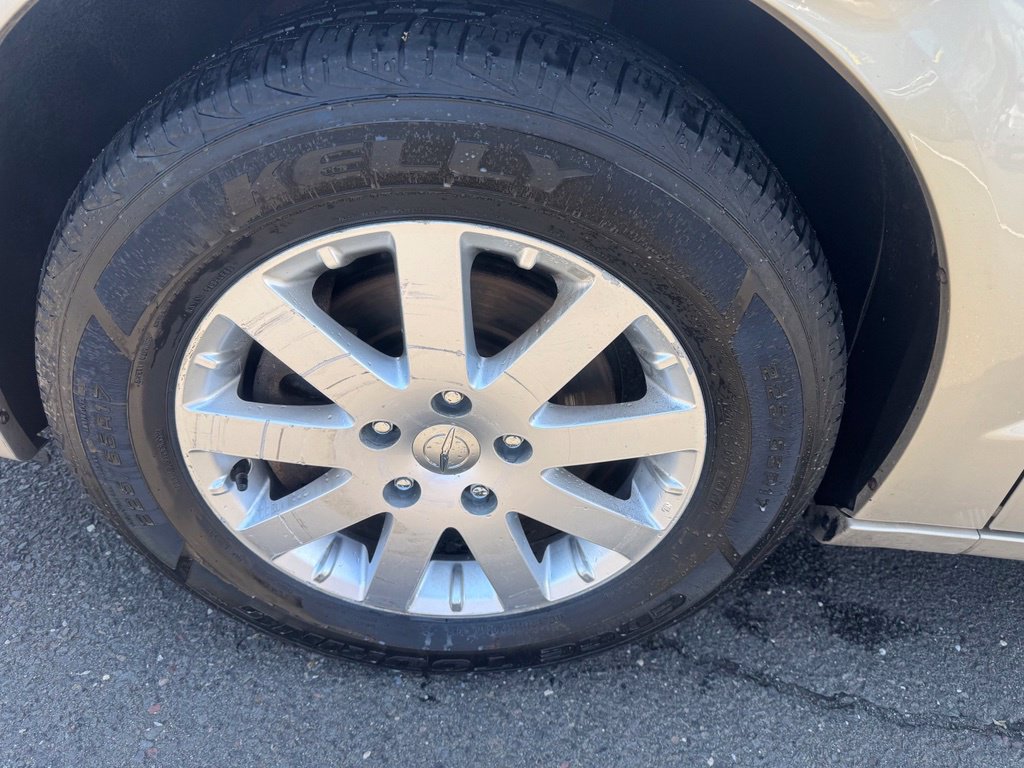 Used 2014 Chrysler Town & Country Touring FWD image 17