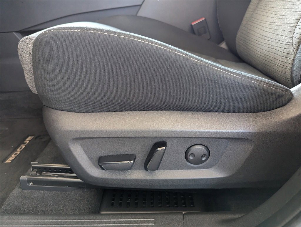 Used 2023 Nissan Rogue SV image 13