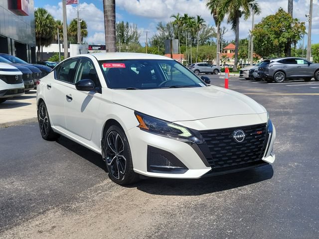 Used 2023 Nissan Altima 2.5 SR FWD image 3