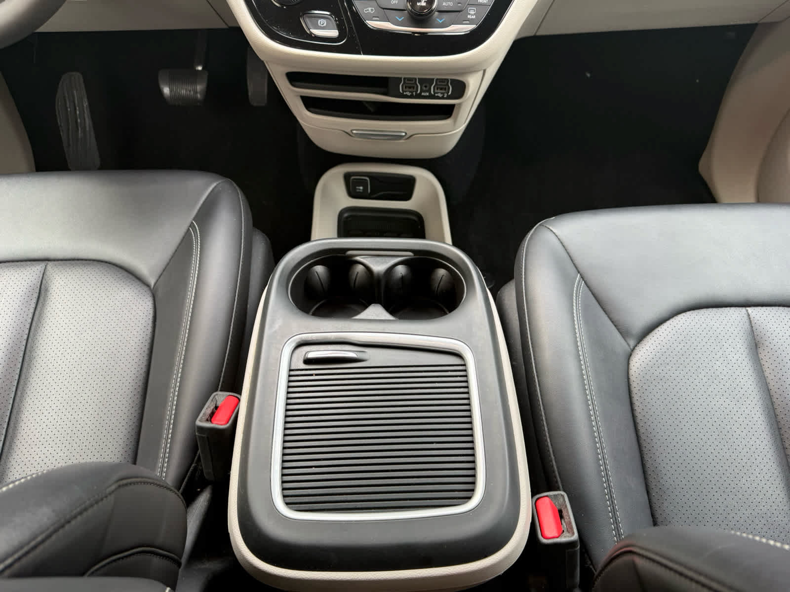 Used 2024 Chrysler Pacifica Touring-L FWD image 11