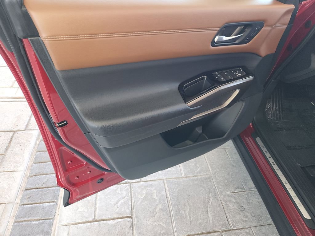 Certified 2024 Nissan Pathfinder Platinum image 31