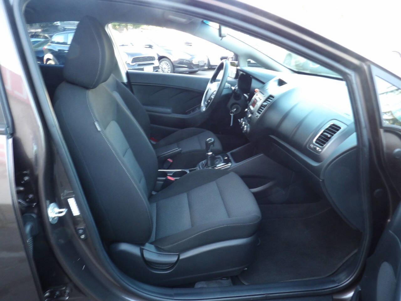 Used 2017 Kia Forte LX image 6
