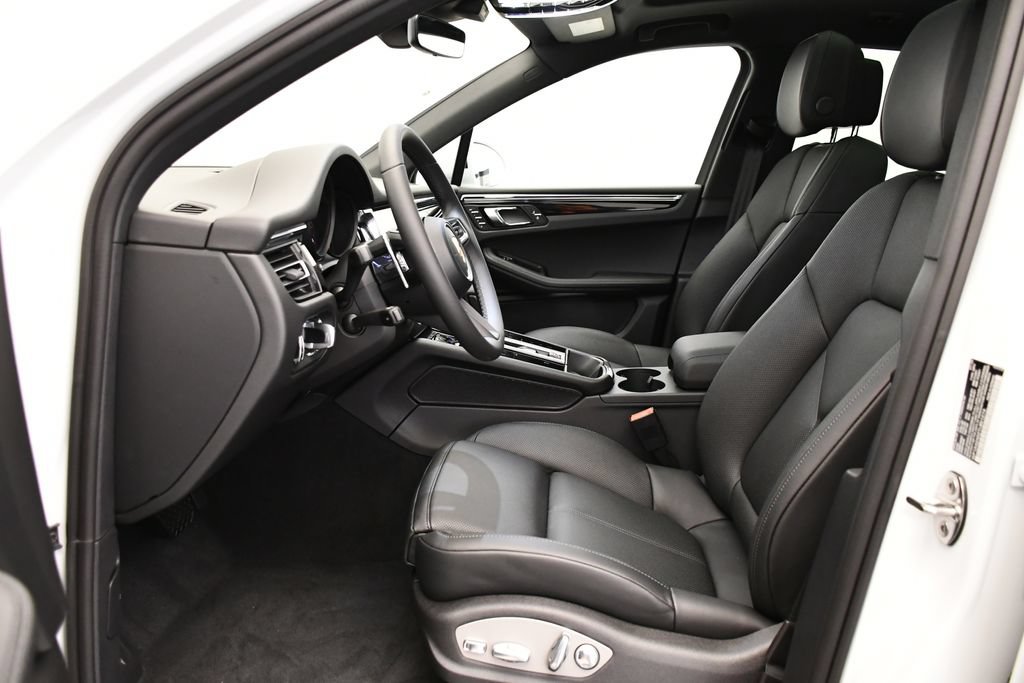 Certified 2026 Porsche Macan AWD/4WD image 40