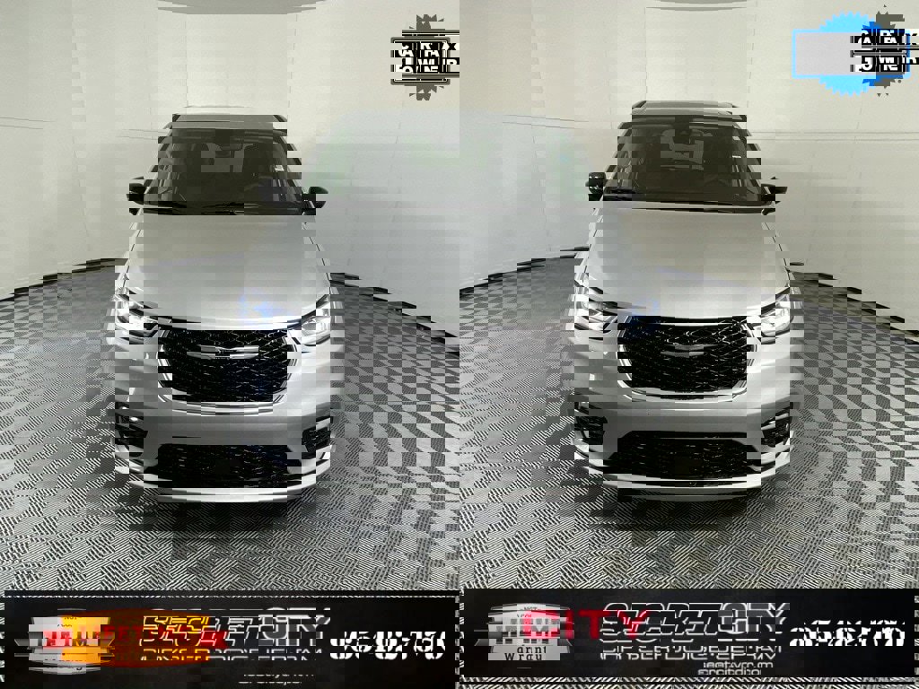 Used 2024 Chrysler Pacifica Touring-L image 2