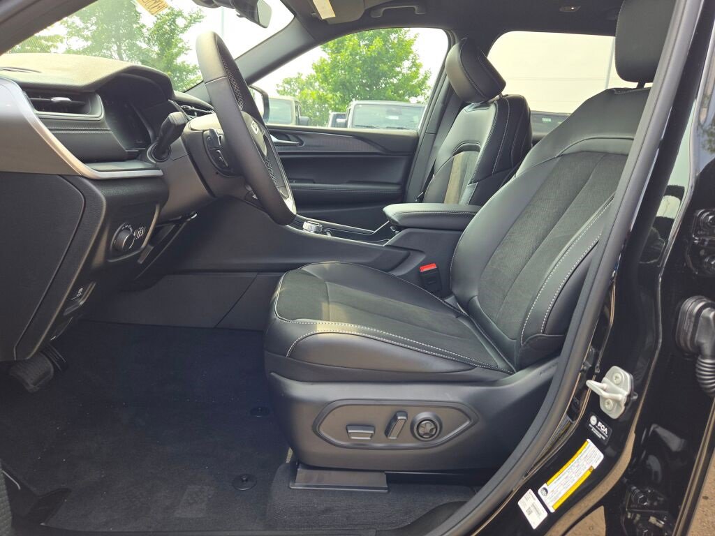 New 2025 Jeep Grand Cherokee L Laredo image 24