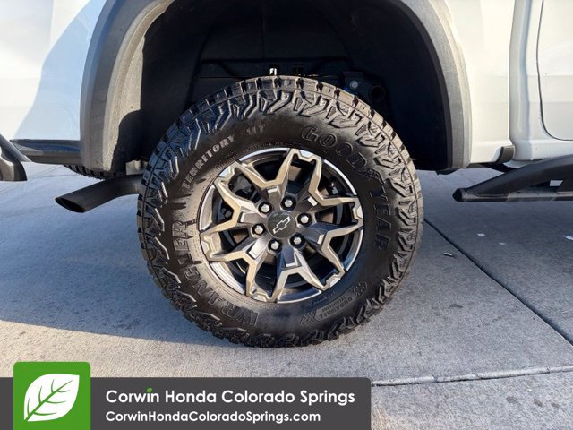 Used 2025 Chevrolet Colorado ZR2 w/ Technology Package AWD/4WD image 13