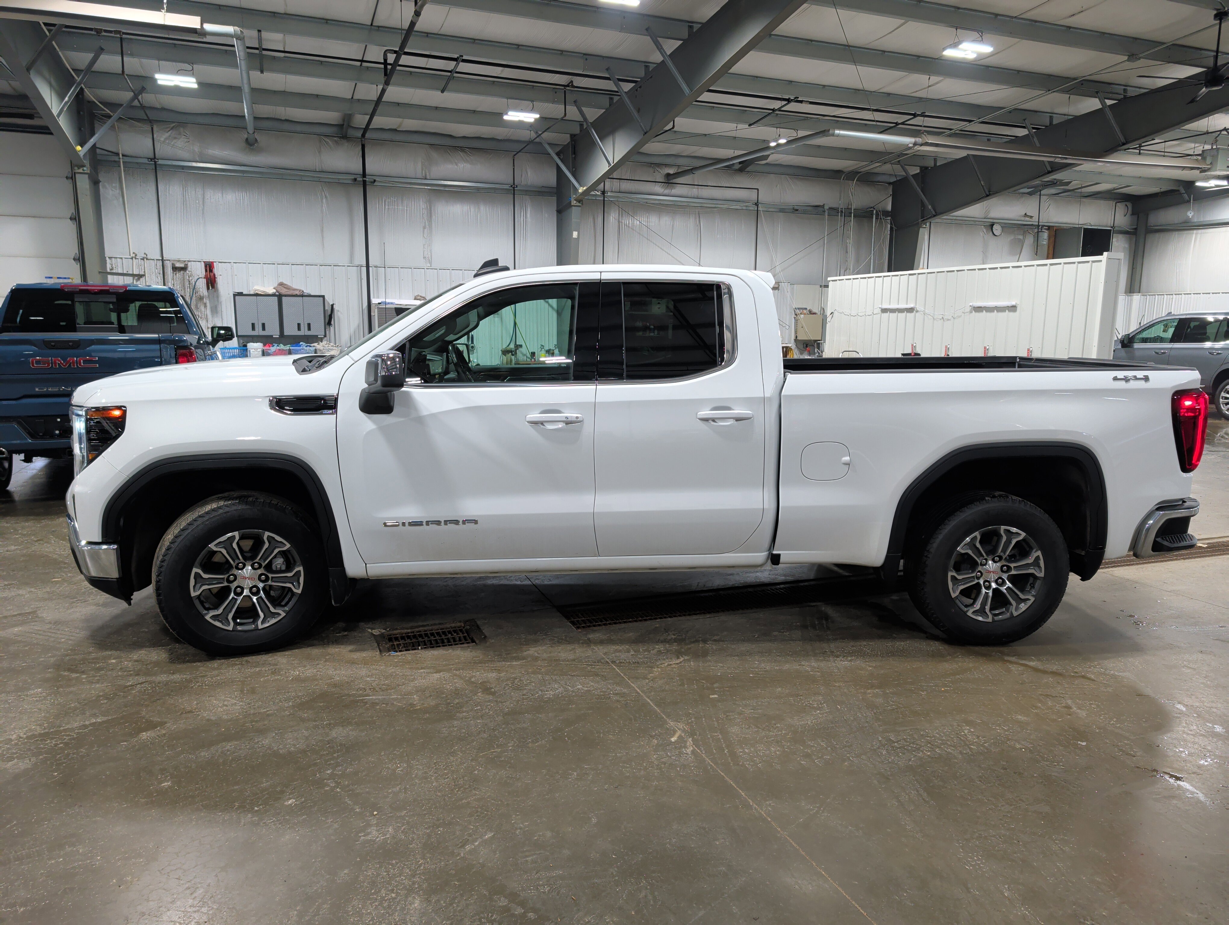Used 2024 GMC Sierra 1500 SLE AWD/4WD image 5
