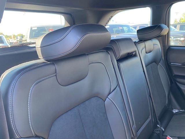 New 2025 Jeep Grand Cherokee Altitude AWD/4WD image 32