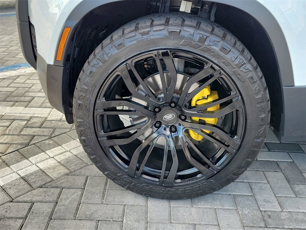 Used 2024 Land Rover Defender 110 S image 12