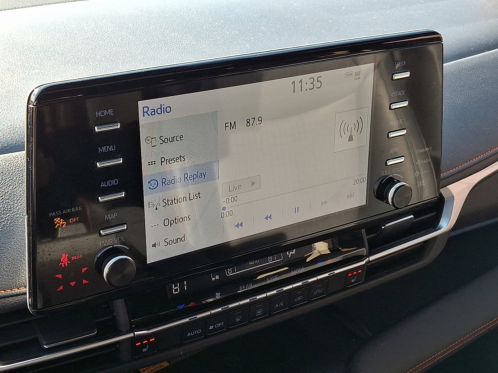 Used 2024 Toyota Sienna XSE w/ XSE Plus Package image 18