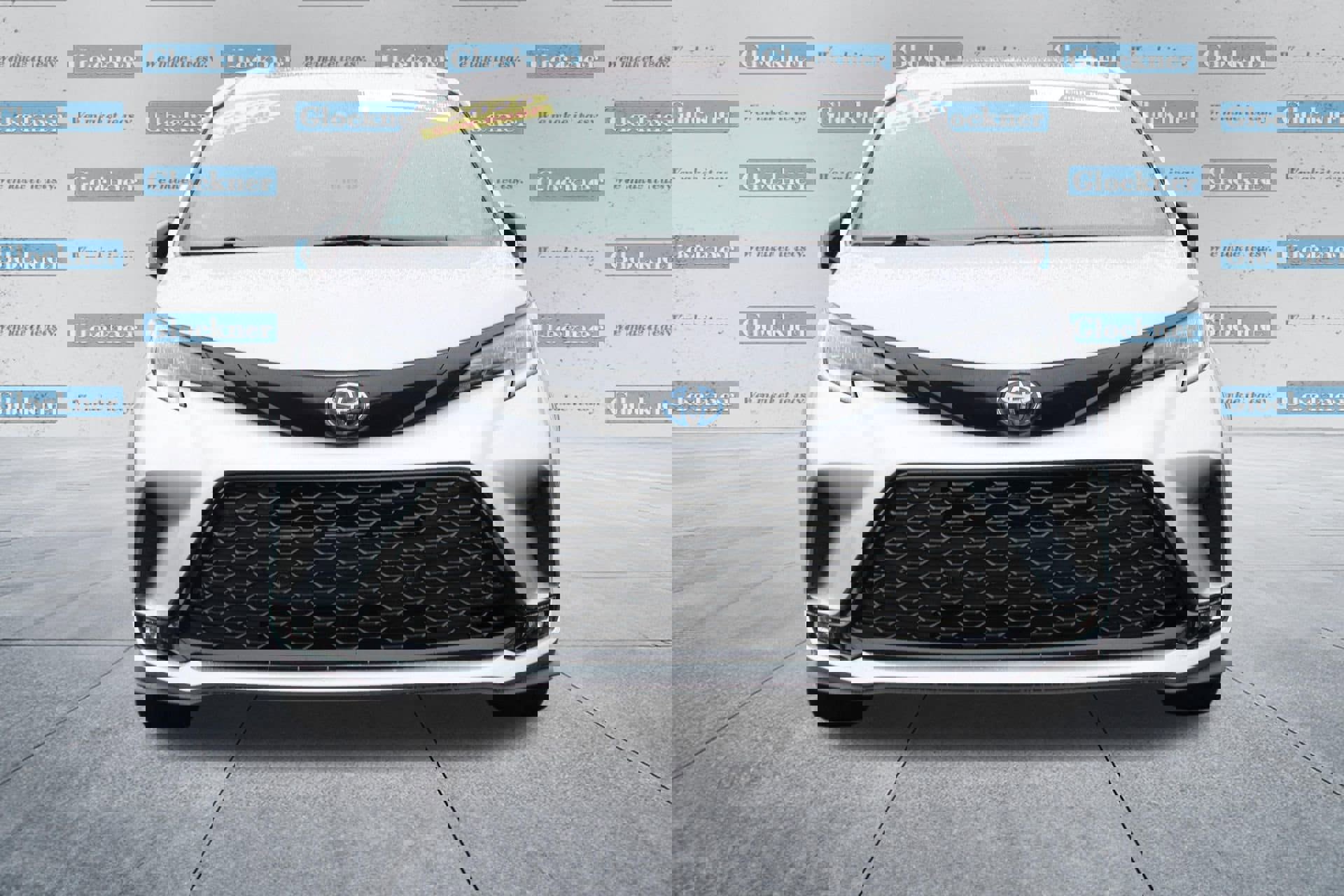 Used 2025 Toyota Sienna XSE w/ XSE Premium Package image 2