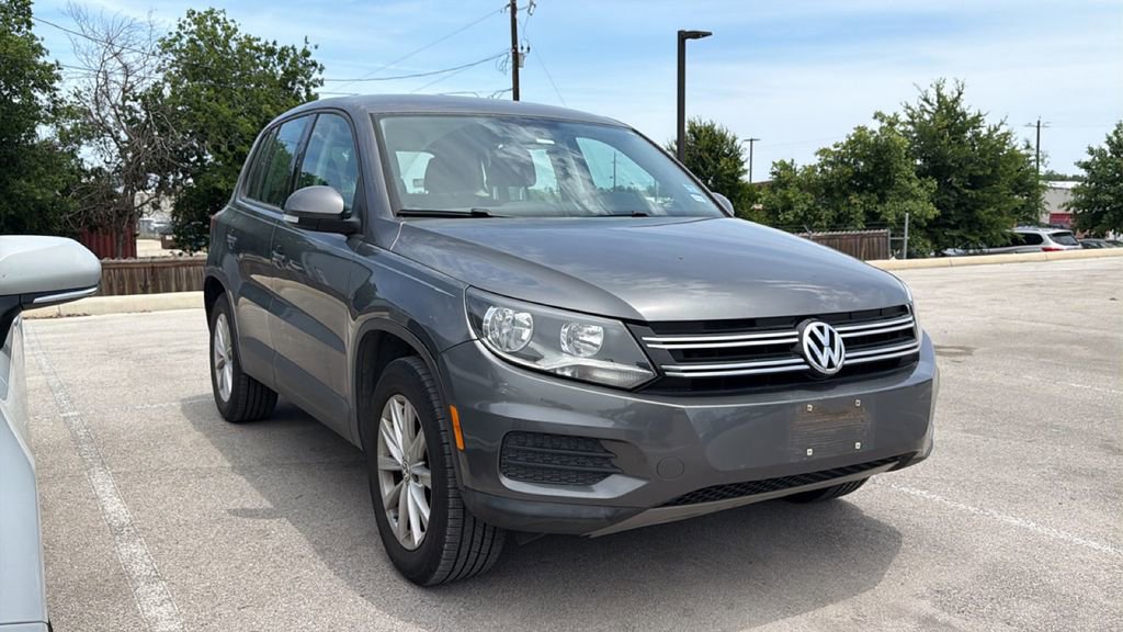 Used 2017 Volkswagen Tiguan Limited w/ Alloy Wheels Package FWD image 3