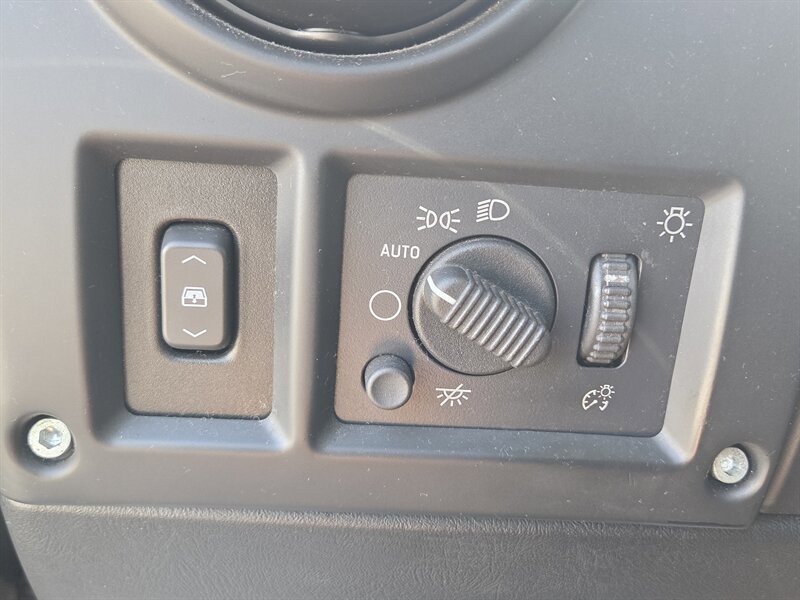 Used 2005 HUMMER H2 SUT w/ Preferred Equipment Group AWD/4WD image 30