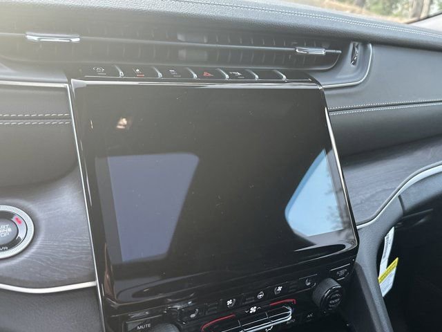 New 2025 Jeep Grand Cherokee Limited w/ Luxury Tech Group II image 25