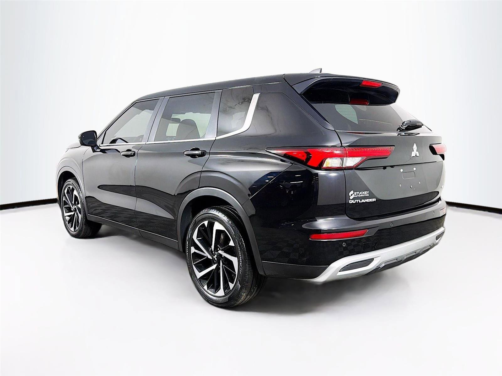 Used 2023 Mitsubishi Outlander SE image 5