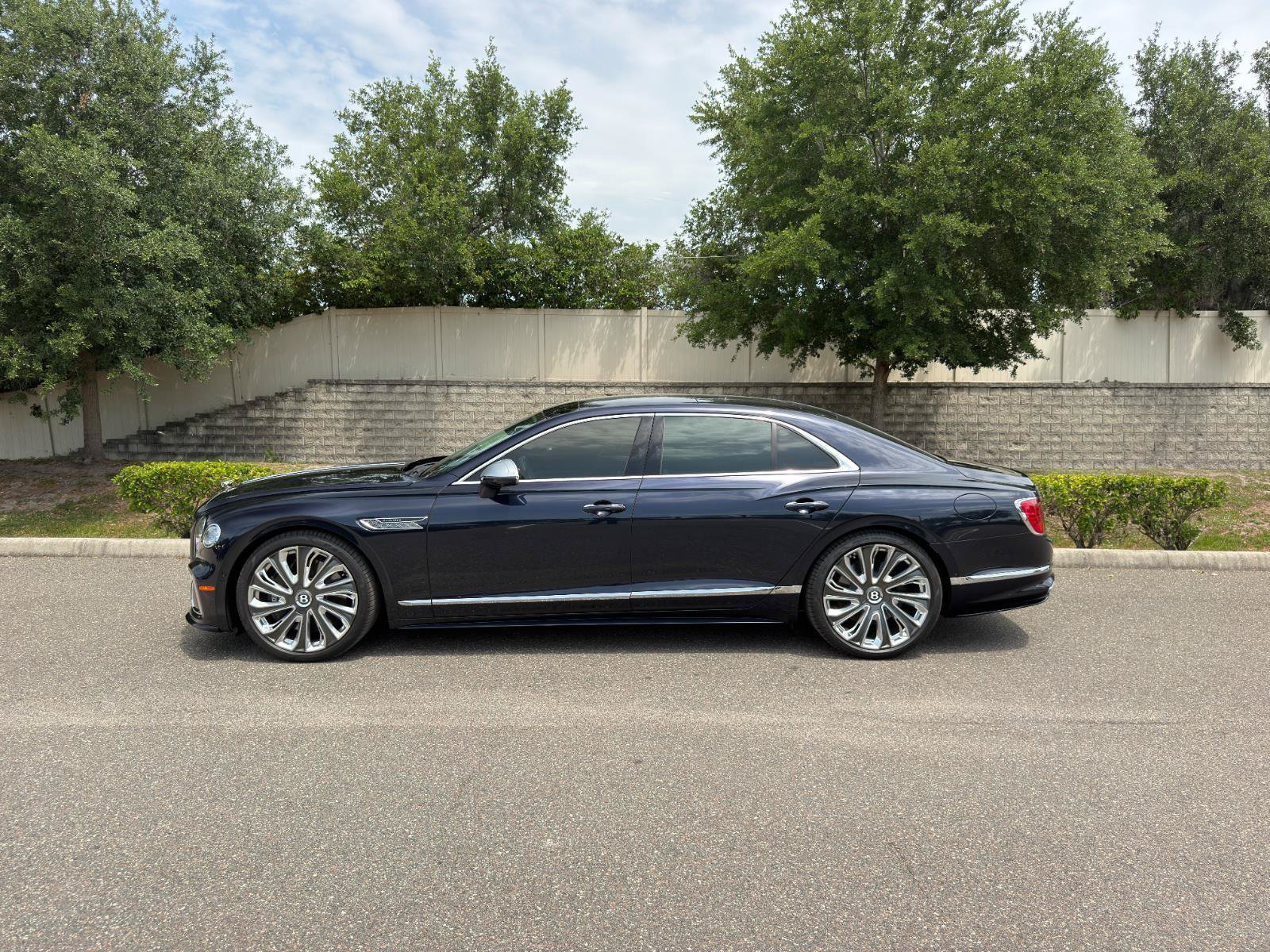 Used 2025 Bentley Flying Spur Plug-In Hybrid AWD/4WD image 8