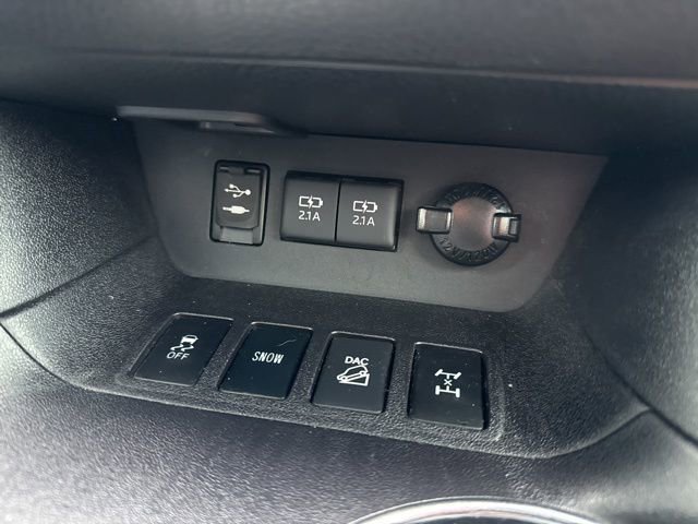 Used 2017 Toyota Highlander Limited AWD/4WD image 32