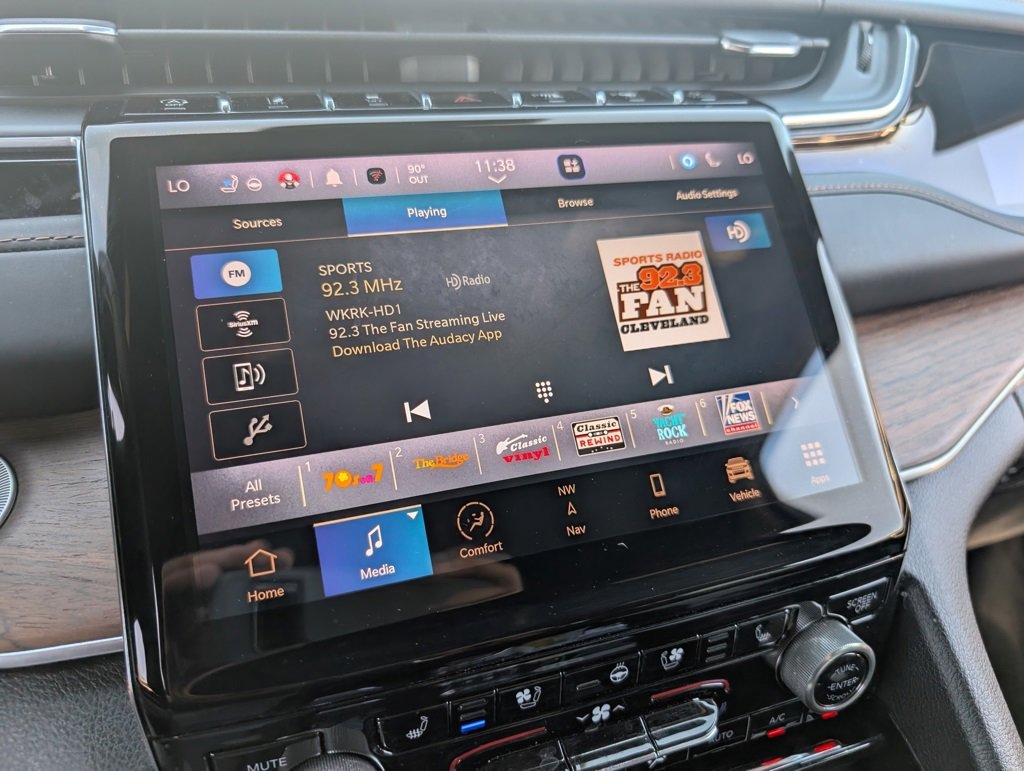 Used 2022 Jeep Grand Cherokee Summit w/ Luxury Tech Group V image 25