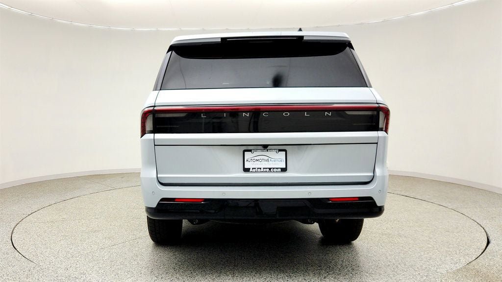 Used 2025 Lincoln Navigator Reserve AWD/4WD image 6