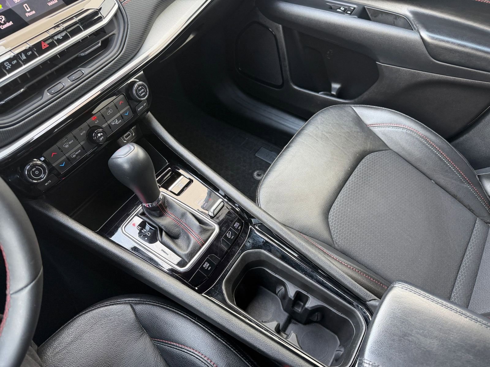 Used 2025 Jeep Compass Trailhawk AWD/4WD image 40