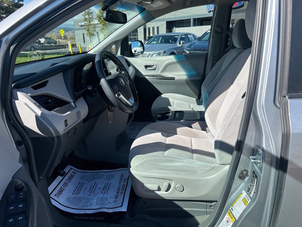 Used 2015 Toyota Sienna LE FWD image 24