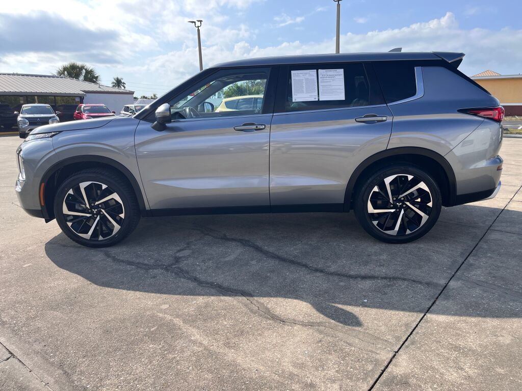 Used 2022 Mitsubishi Outlander SE image 6