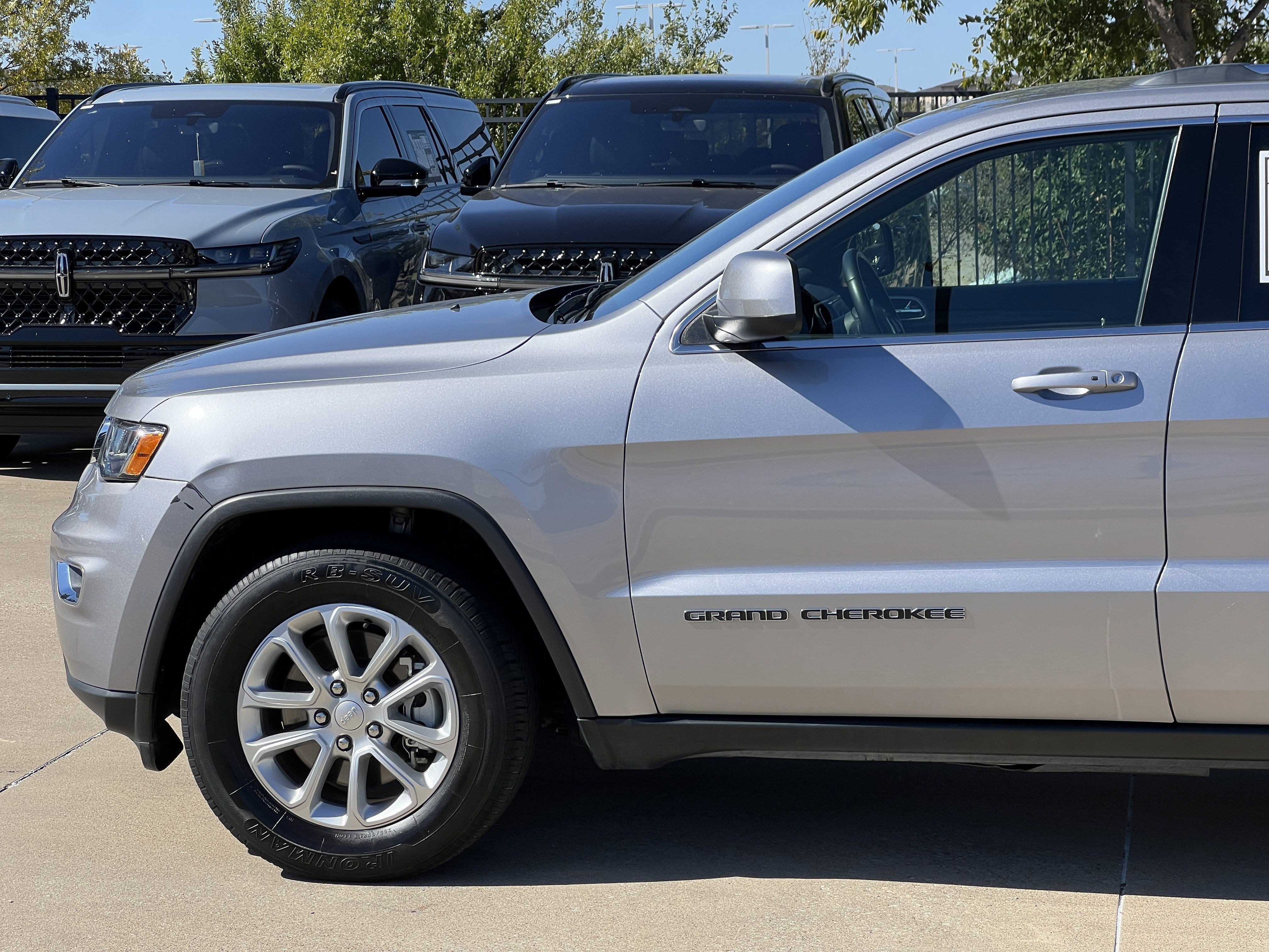 Used 2021 Jeep Grand Cherokee Laredo image 5
