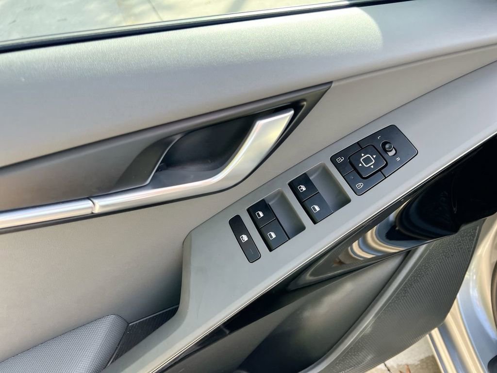 Used 2023 Kia Niro EX FWD image 11