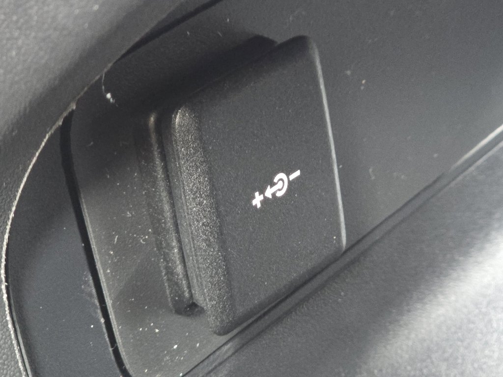 New 2025 Land Rover Defender 110 X-Dynamic SE image 12