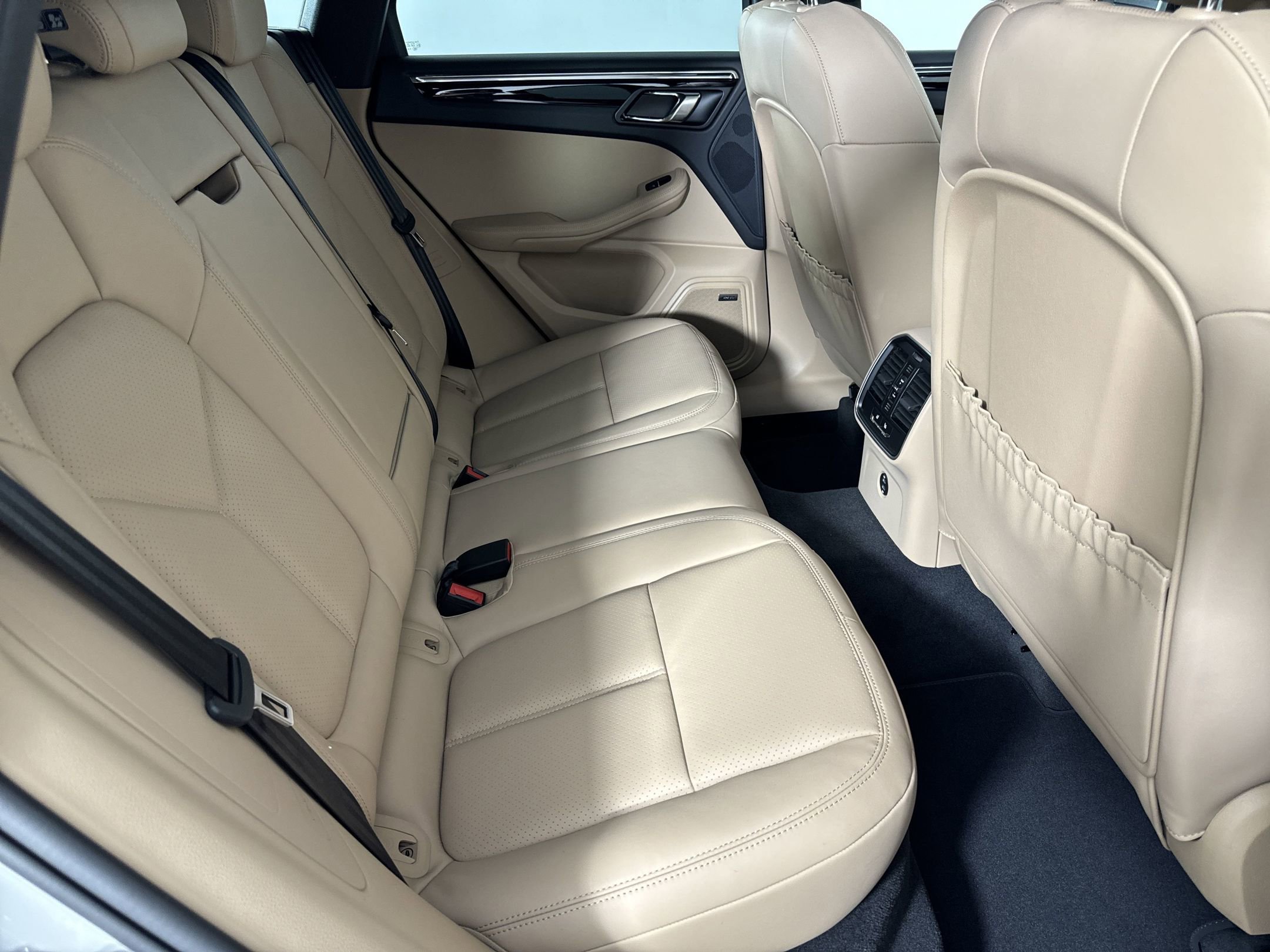 Certified 2025 Porsche Macan image 28