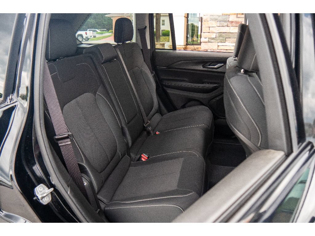 Used 2023 Jeep Grand Cherokee Laredo AWD/4WD image 21