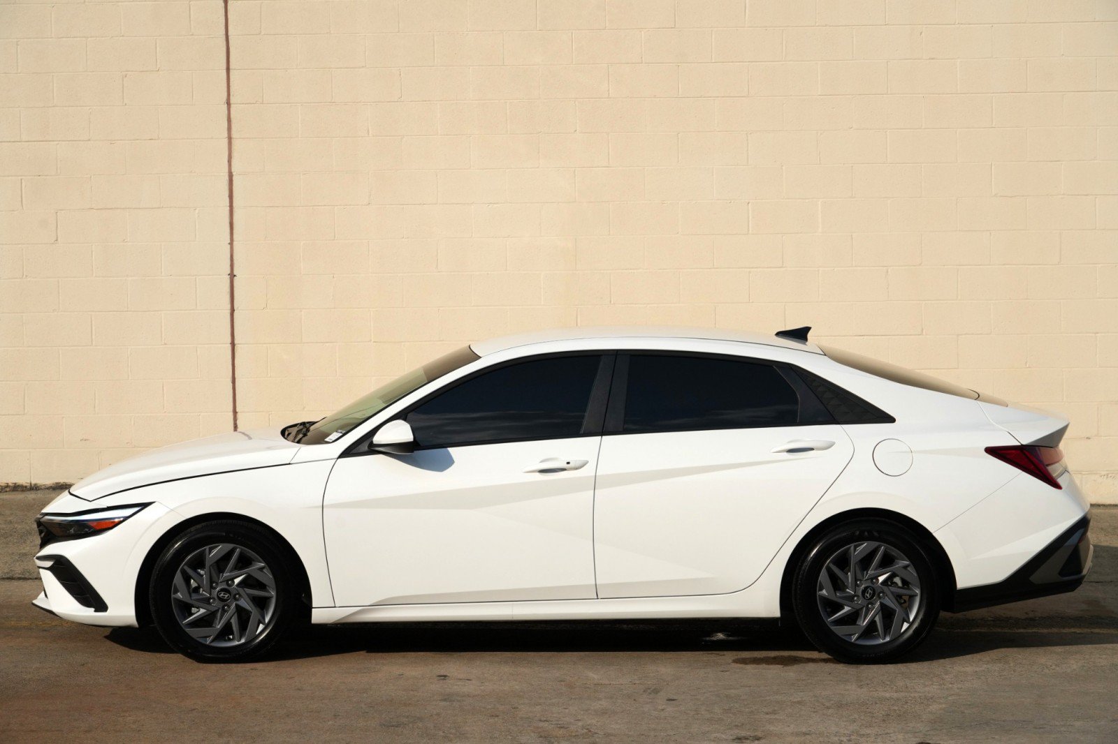 Used 2025 Hyundai Elantra Hybrid FWD image 41