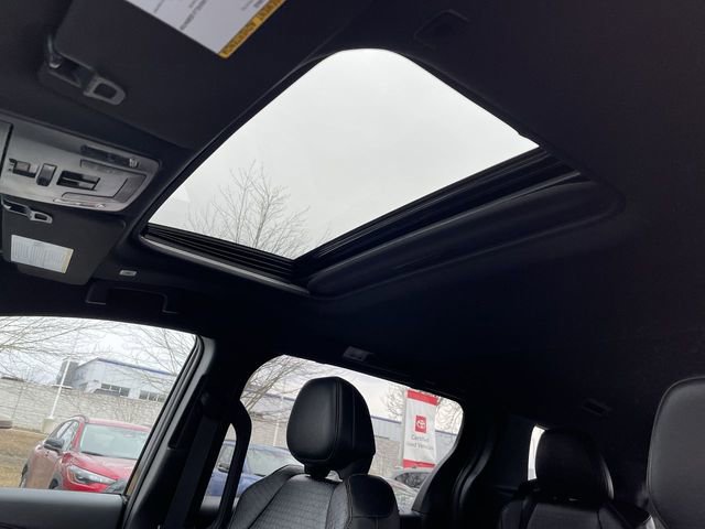 Used 2025 Toyota Sienna XLE Woodland Edition image 21