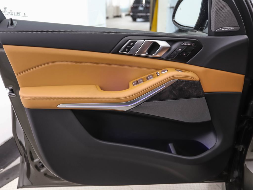 Used 2025 BMW X7 xDrive40i w/ M Sport Package image 9