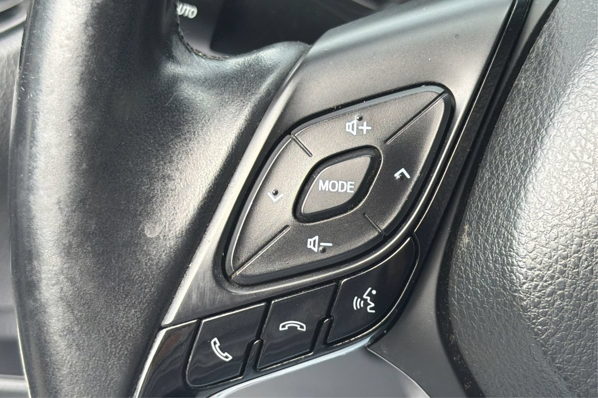 Used 2018 Toyota C-HR XLE FWD image 29