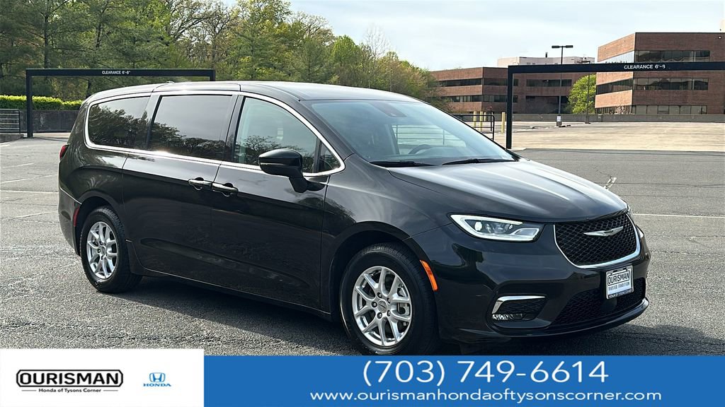 Used 2023 Chrysler Pacifica Touring-L image 1
