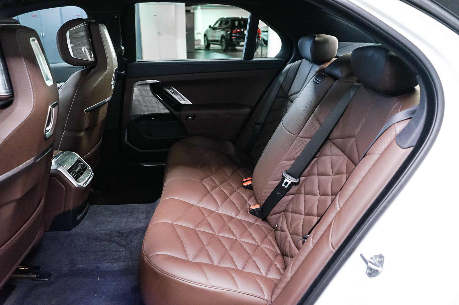Used 2025 BMW 740i w/ Premium Package RWD image 18