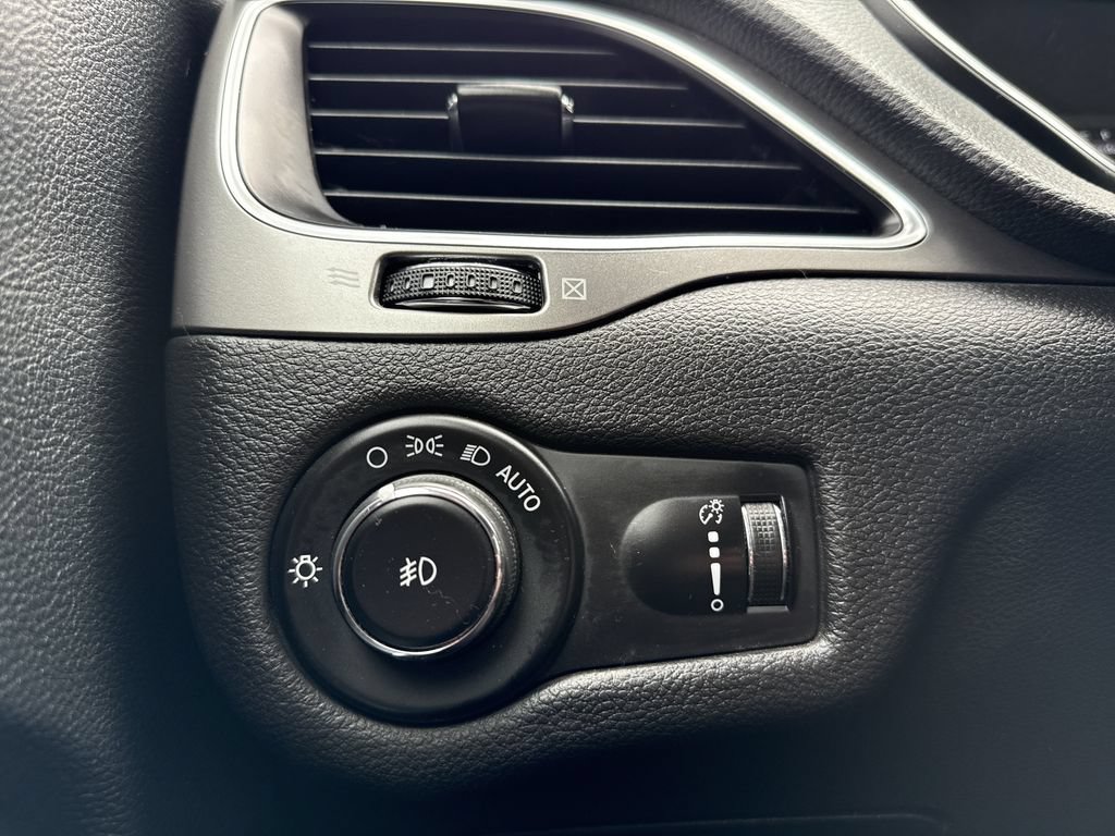 Used 2019 Jeep Cherokee Latitude w/ Cold Weather Group AWD/4WD image 24