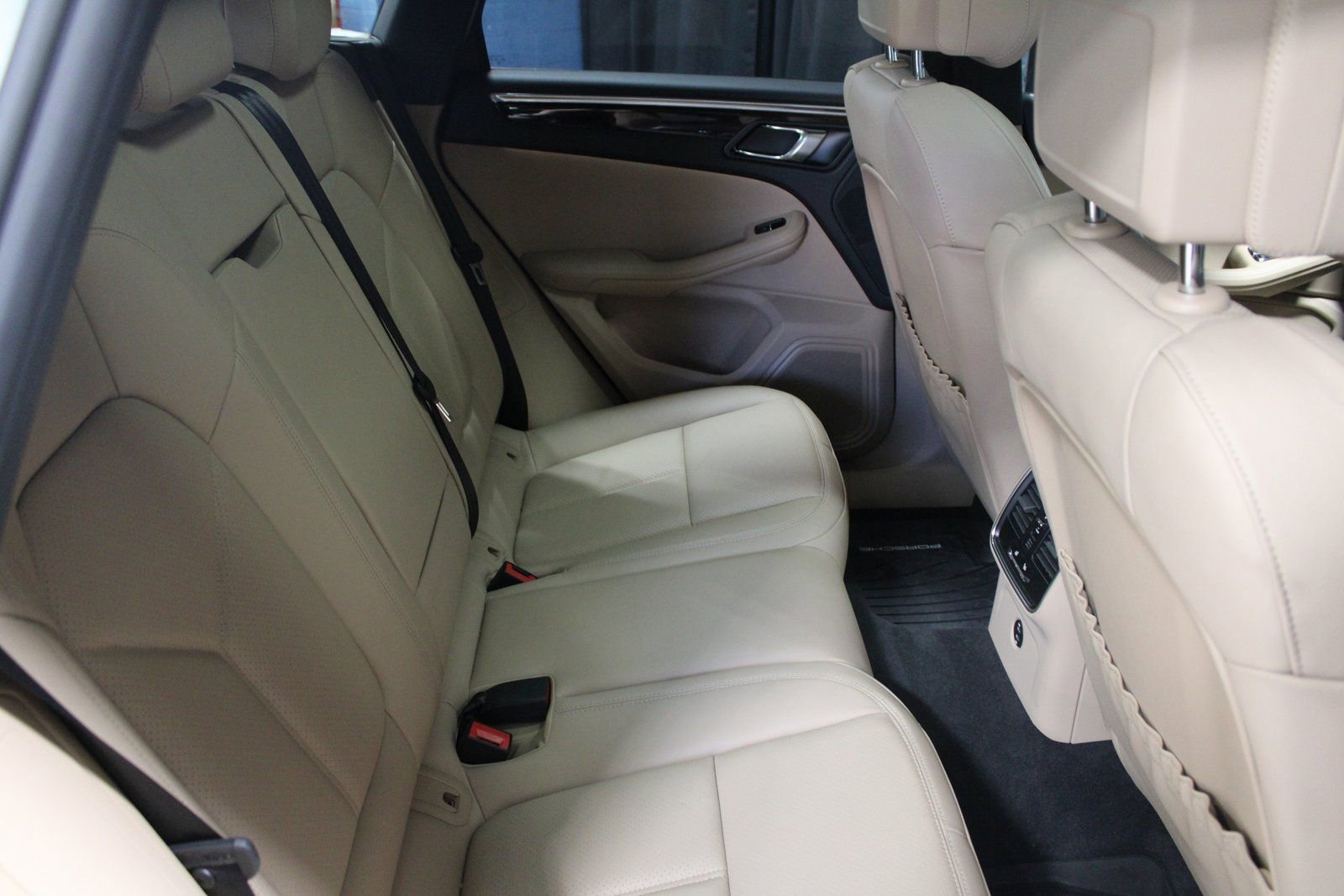 Certified 2025 Porsche Macan image 26