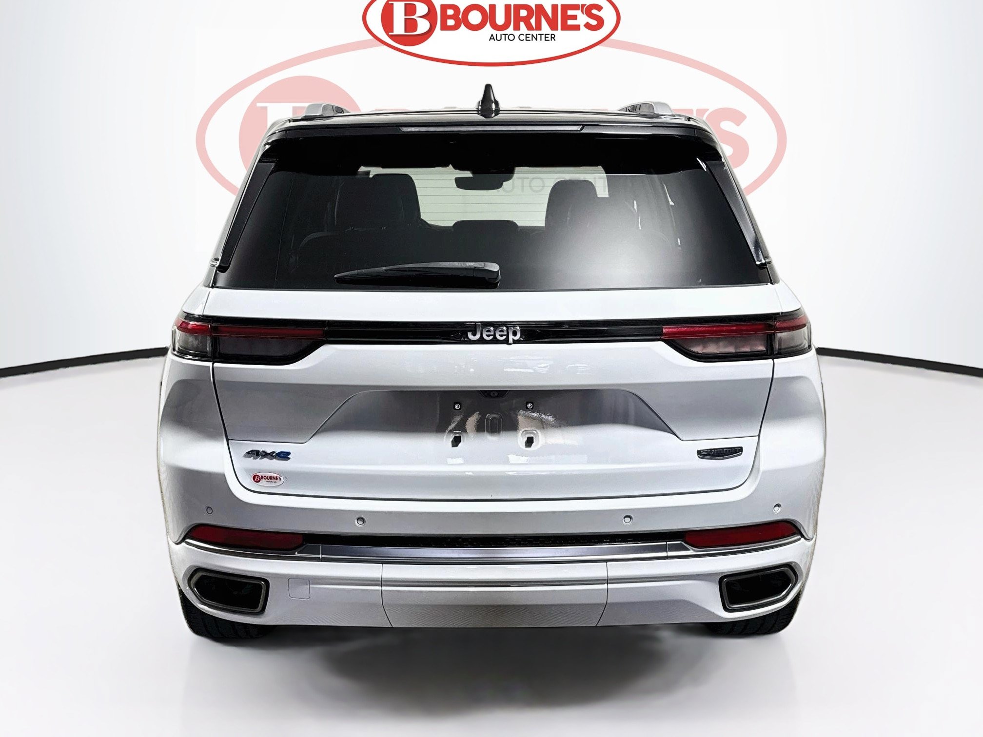 Used 2023 Jeep Grand Cherokee Summit w/ Luxury Tech Group V AWD/4WD image 11