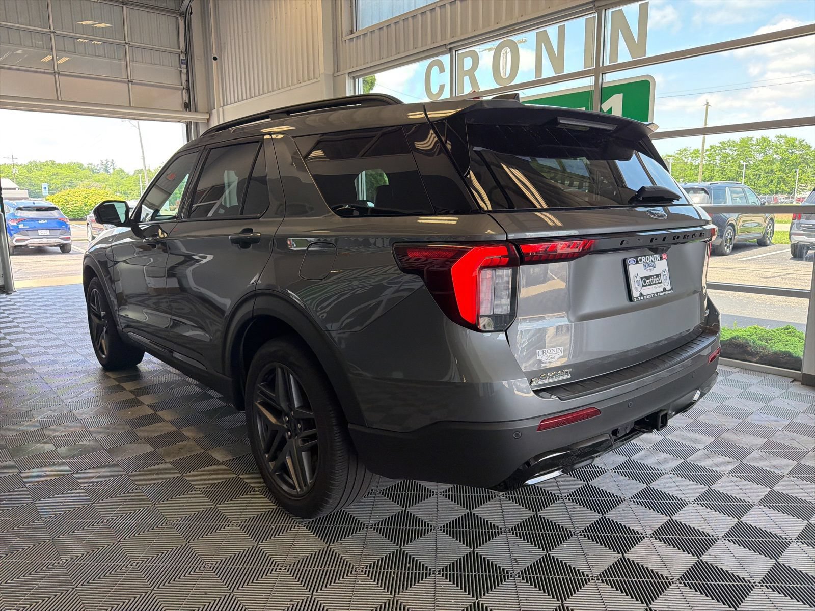 Used 2025 Ford Explorer ST-Line w/ ST-Line Street Pack AWD/4WD image 4